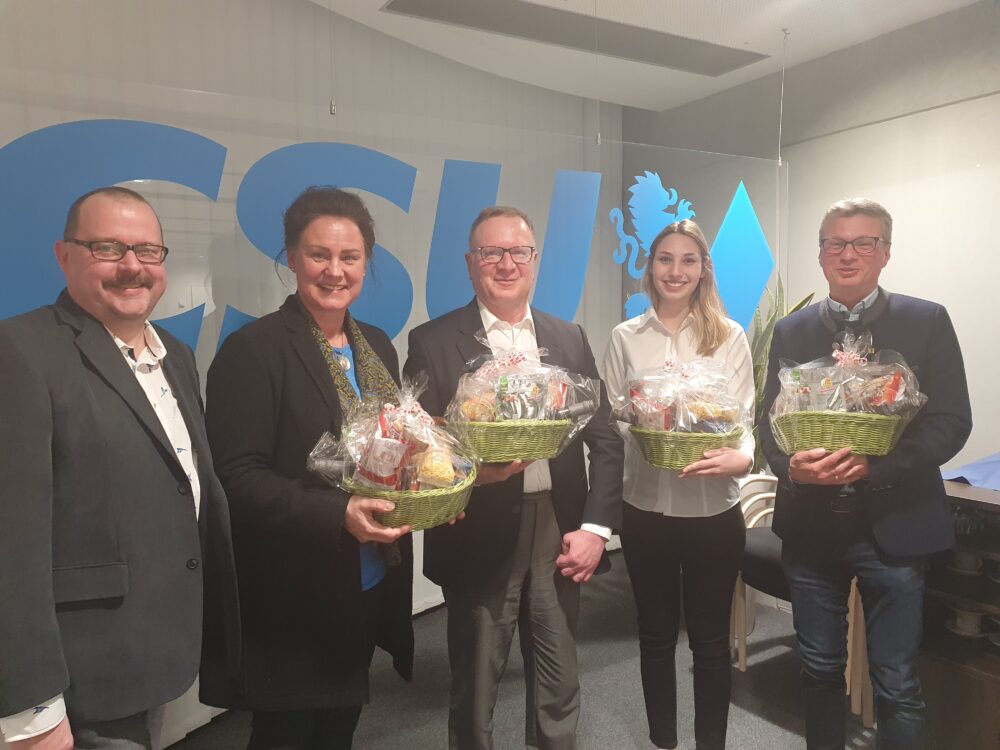 Übergabe der gastgeschenke: Michael Niedermair, Dr. Eiling-Hütig, Dr. Christoph, Stefanie Hoffmann, Bernd Sibler